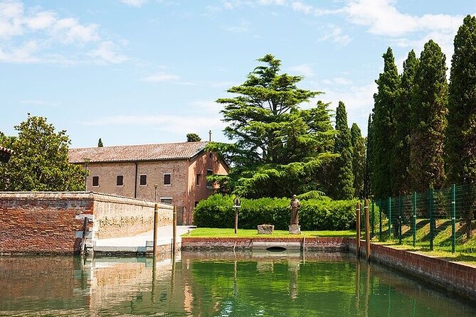 4 hours Private Boat Tour to Murano, Burano with local real guide - Murano glass making: standing at the furnace and learning what matters