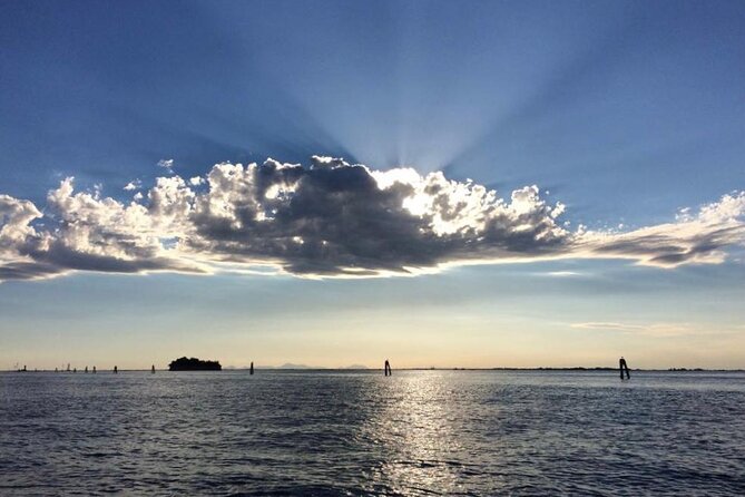 Aperitif at sunset in the Venice lagoon on a private boat. - Laguna di Venezia at sunset: the Ghebo aperitif moment