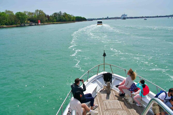 Boat excursion to the islands of Murano, Burano and Torcello - Burano: your best time on the water trip