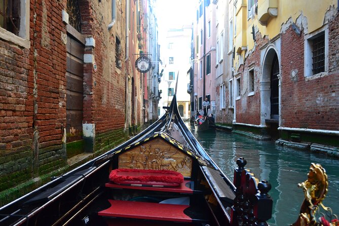 Charming Gondola Ride on the Grand Canal & Gondola Gallery™ - Sound, Apps, and the Reality of Commentary on the Water