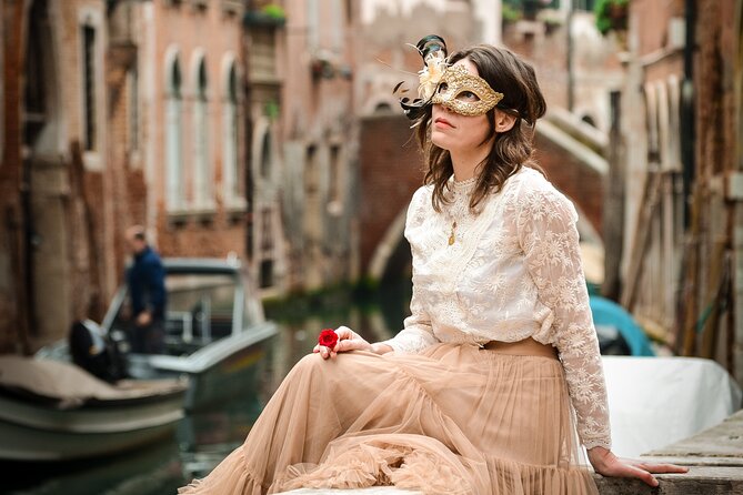 Luxurious Photoshoot in Venice - Rialto Bridge: The Classic First Stop for Angles That Look Worth Framing