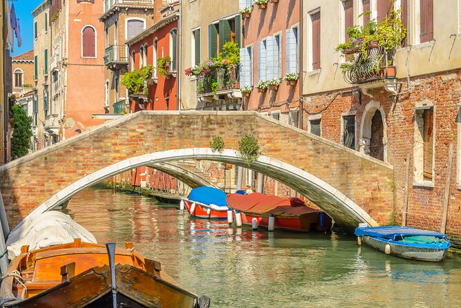 Murano & Burano Islands Guided Small-Group Tour by Private Boat - Burano stop: Lace by hand and the color that’s hard to forget