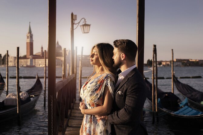Private Gondola Ride and Photoshoot - Stop 3: Ponte di Rialto, finishing with the classic signature shot
