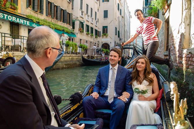 Renew your wedding vows on a romantic gondola - Meeting at Calle Larga S. Marco: Start With the Roses and the Plan