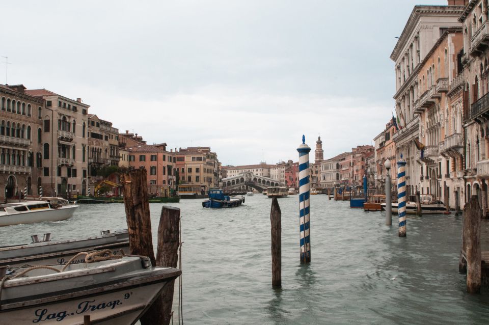 Secret Venice & Gondola Tour - Language options and guide style: what to expect from the group