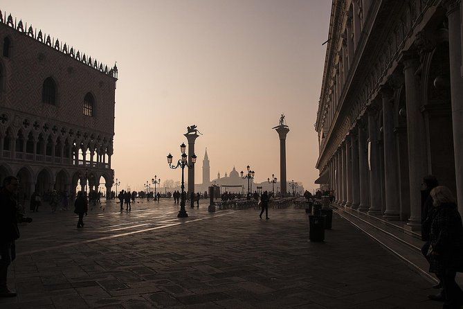 Skip the Line Venice Doge's Palace and St. Mark's Basilica Tour - Doge’s Palace: Venetian Gothic power and the prisoner stories