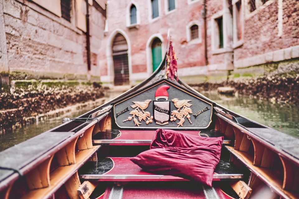 Venice: 30 min Gondola Ride on the Grand Canal with Guide - Venice From Water Level: Why This Ride Works