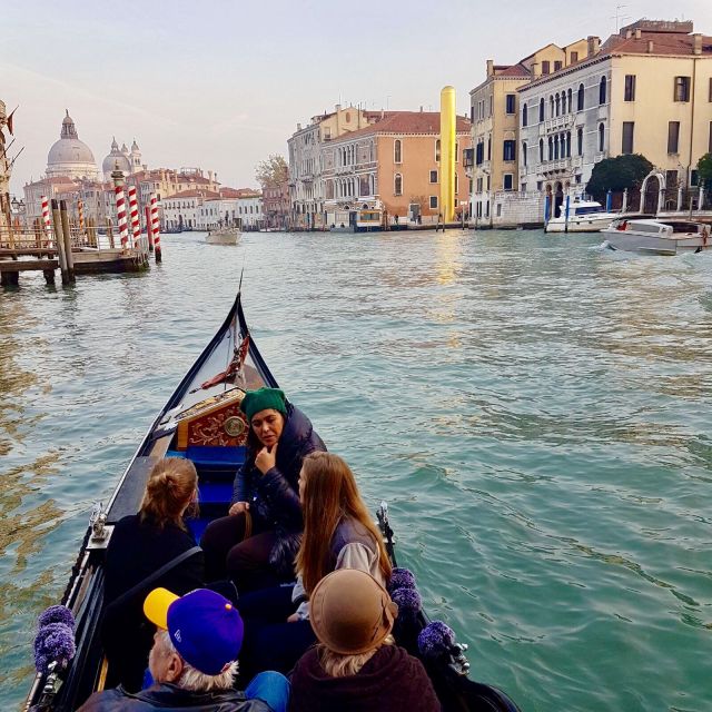 Venice: 30 min Gondola Ride on the Grand Canal with Guide - Palazzo Grassi and the Grand Canal: The Main Event