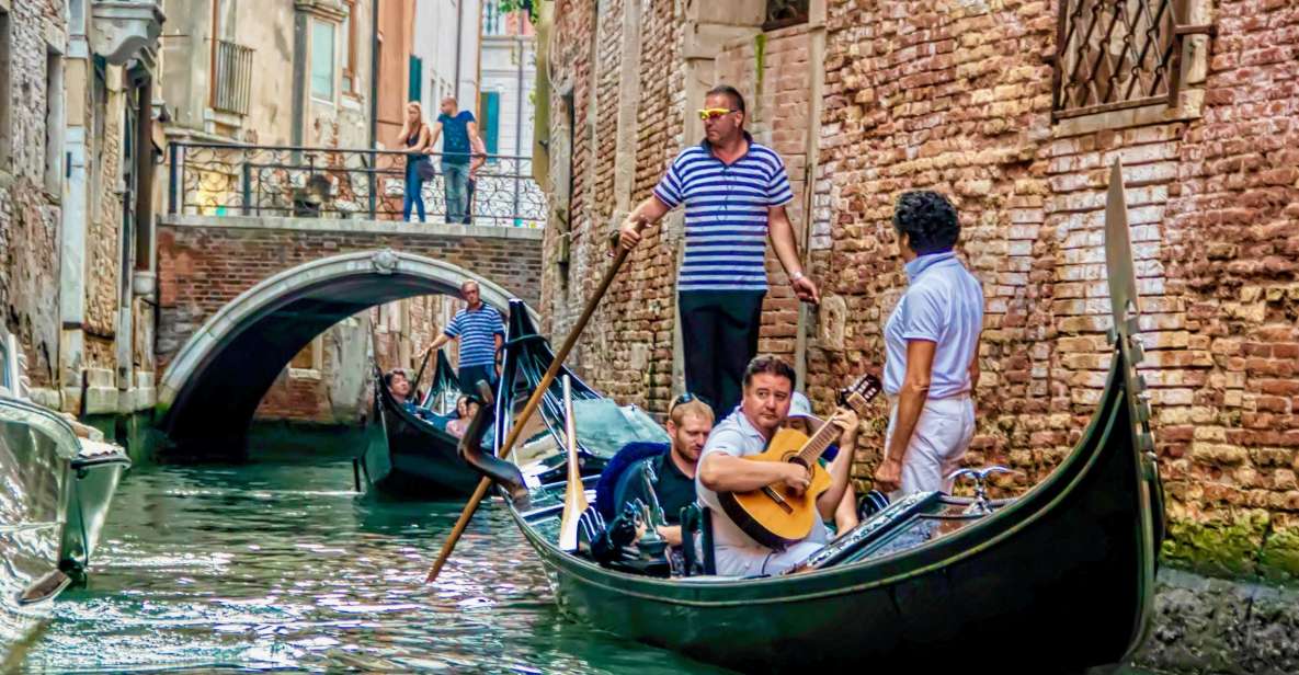 Venice: 30-Minute Gondola Ride on Grand Canal with Serenade - A gondola plus live singing: what you’re really paying for