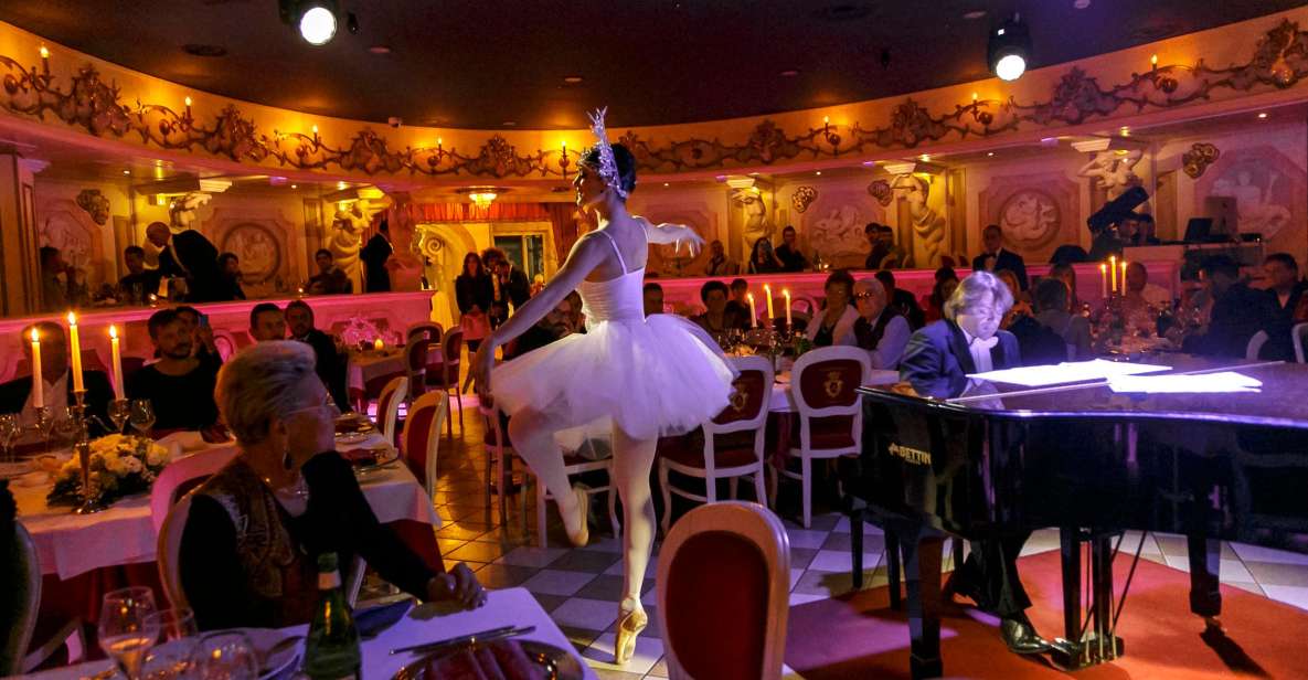 Venice: Cabaret Dinner Show - The 8 PM Start: Welcome Drink, Foyer Photos, Then Into the Hall
