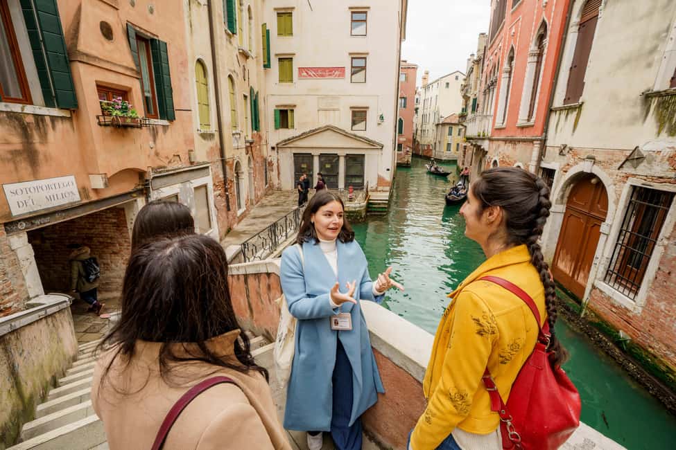 Venice: Cicchetti, Spritz, and Wine Tour in Ghetto Ebraico - The first bar stop: wine tasting and cicchetti