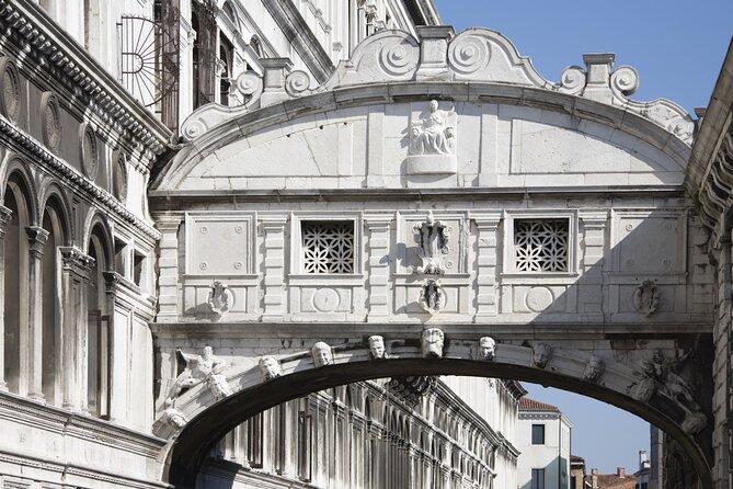 Venice: Doge’s Palace Prisons & Secret Itineraries Guided Tour - Group size, headsets, and the 90-minute reality check