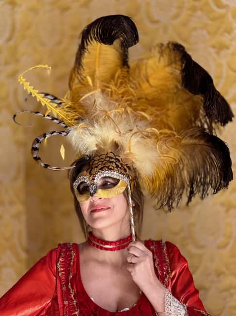 Venice: Dress-Up Experience - Choosing Your 17th-18th Century Costume and Accessories