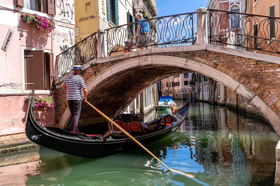 Venice: Grand Canal by Gondola with Live Commentary - The Gondola Gallery: 3D learning that actually complements the ride