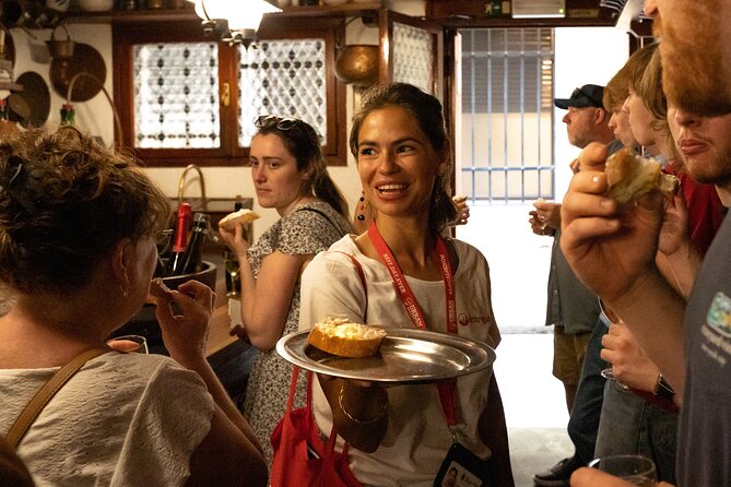 Venice Like a Local: Food, Wine & Spritz Tour with Traghetto Ride - The guide factor: what good leadership changes