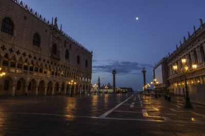 Venice: Private After Dark Tour and Gondola Ride - Meeting Point at Chiesa di San Giacomo di Rialto: Getting Started Easy
