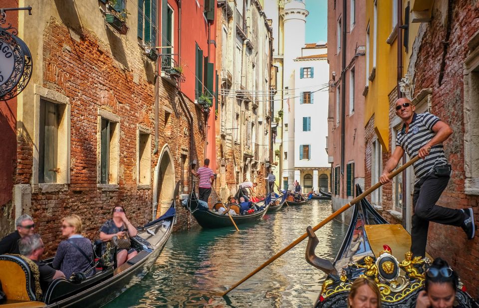 Venice: Shared Gondola Ride through the Lagoon City - The first moments on the water: what the ride feels like