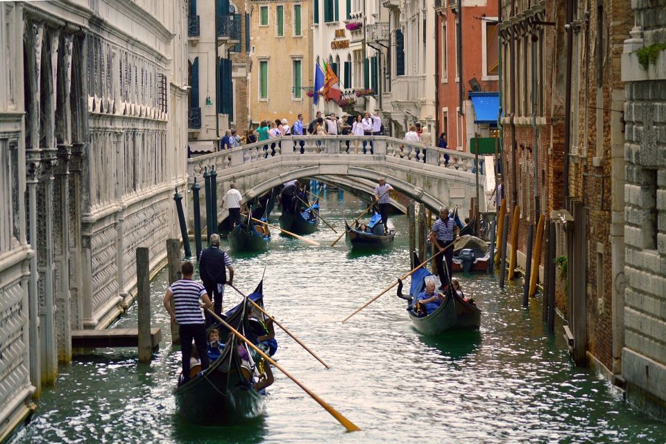 Venice: Shared Gondola Tour - Your Gondolier Experience: Professional Rowing, but Variable Interaction