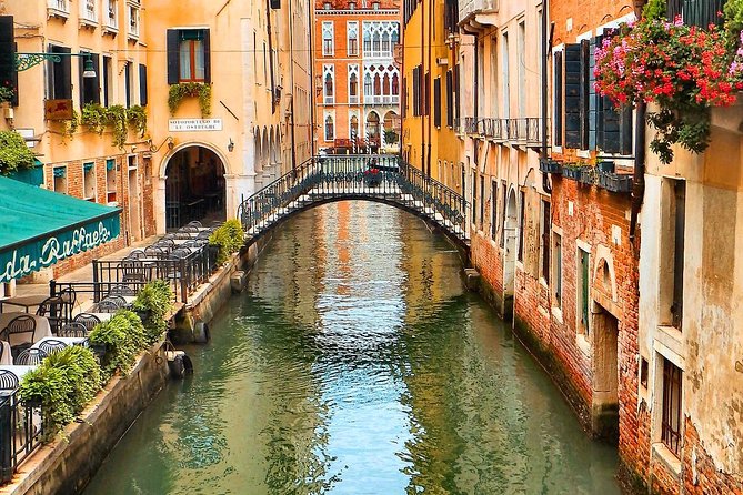 Venice Sightseeing Walking Tour with a Local Expert - Meeting at Campiello dei Squelini (and why that matters)