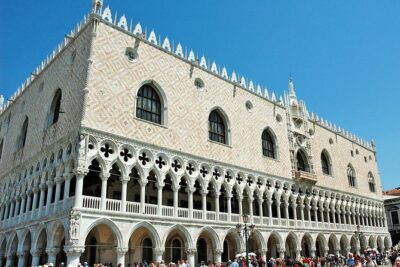 Venice Small Group Walking Tour of Most-Famous Sites &Attractions - Starting in Dorsoduro: Campiello dei Squelini and the colored-wall meet-up