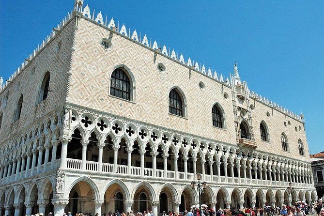 Venice Small Group Walking Tour of Most-Famous Sites &Attractions - Starting in Dorsoduro: Campiello dei Squelini and the colored-wall meet-up