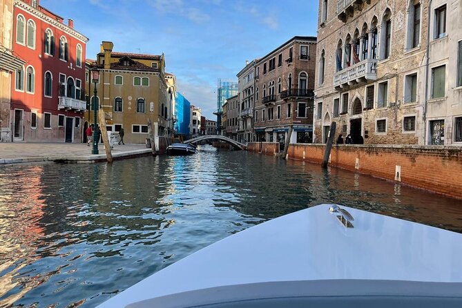 Venice: The Hidden Canals on an Electric Boat - Guides on the water: Niki, Ricardo, and why the narration helps you see more