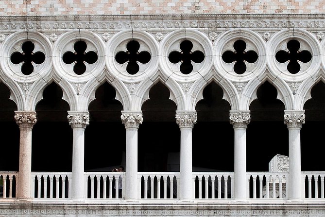 Venice Walking Tour plus Skip the Lines Doge's Palace and St Mark's Basilica Tours - Timing, crowds, and why headsets are a big deal