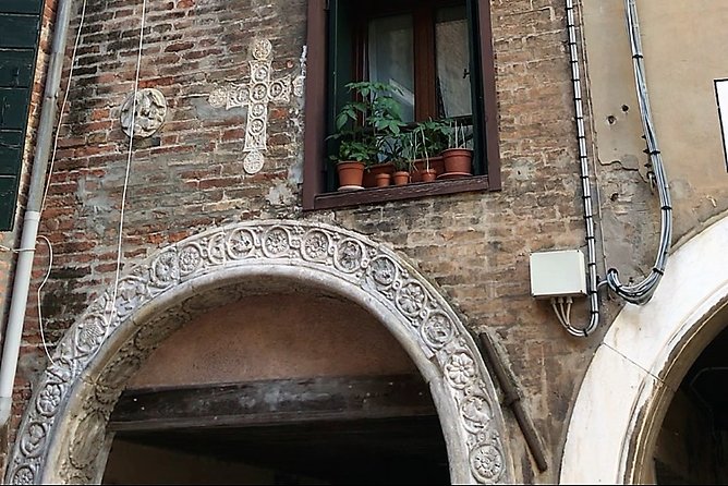 Welcome! Venice Sightseeing kickstart Tour with local guide, small group - Ponte di Rialto: A Hidden View and the Bridge’s Real Story